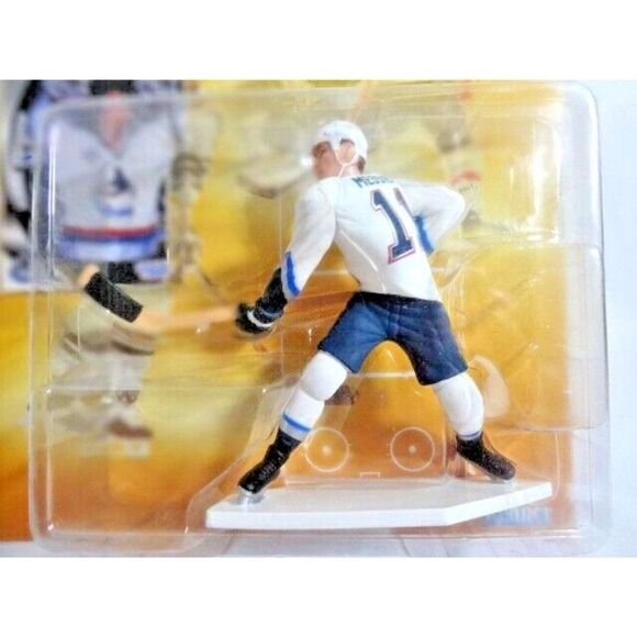 Kenner Mark Messier Canucks Starting Lineup Hockey Figurine Card Sport 1998 Gift - Picture 2 of 6